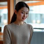 ライター、現代的なカフェでノートパソコンに向かう女性